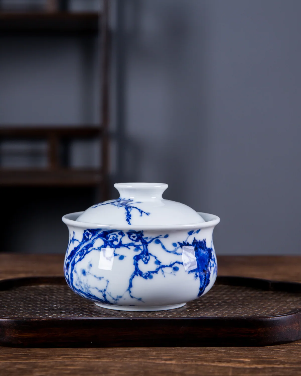 Blue-and-white covered tea vessel with lid