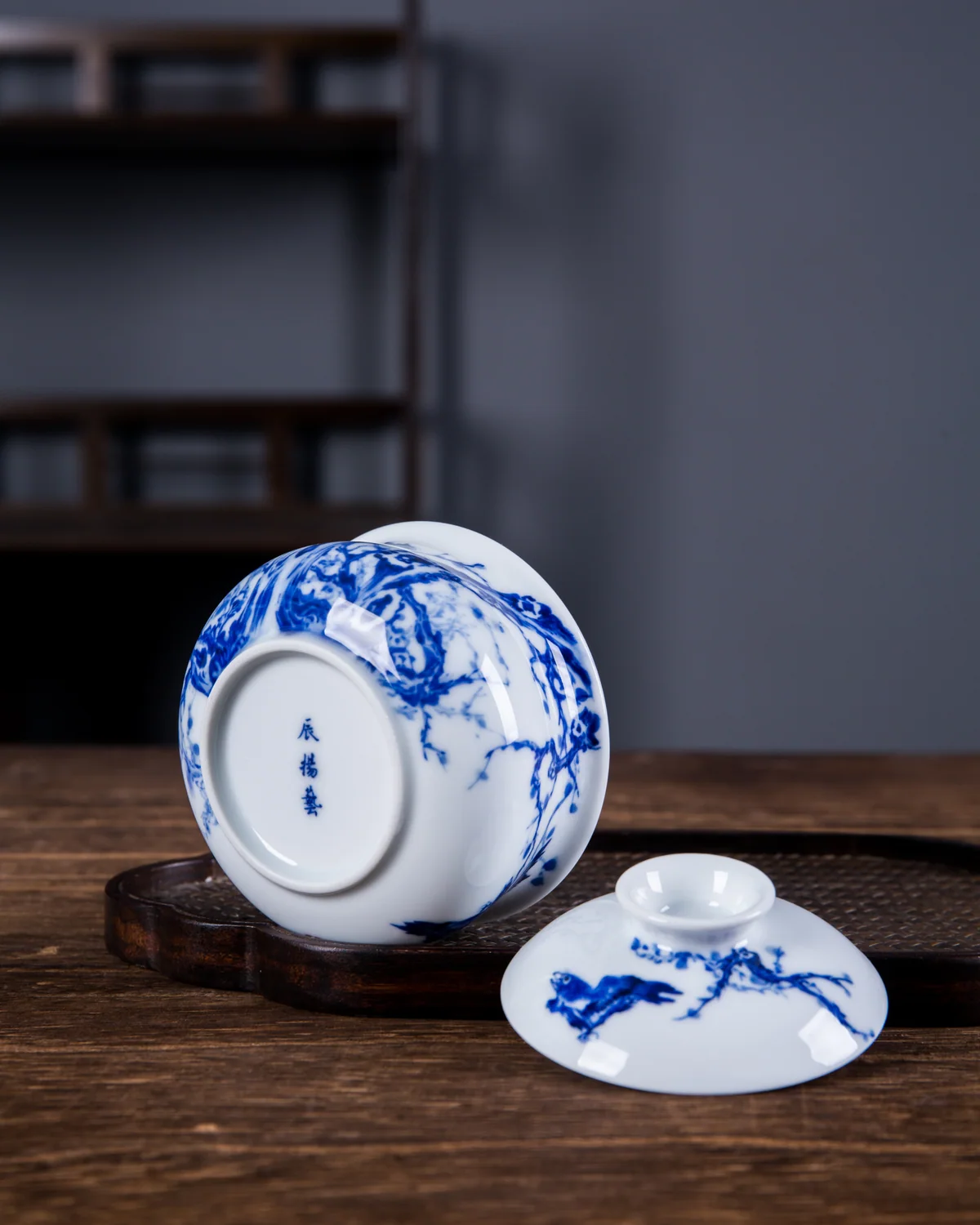 Base mark and lid of a blue-and-white covered tea vessel